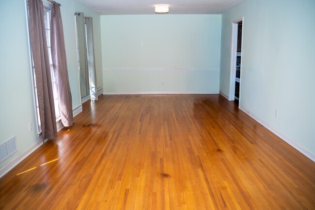 Building Photo - 9245 Summit Dr