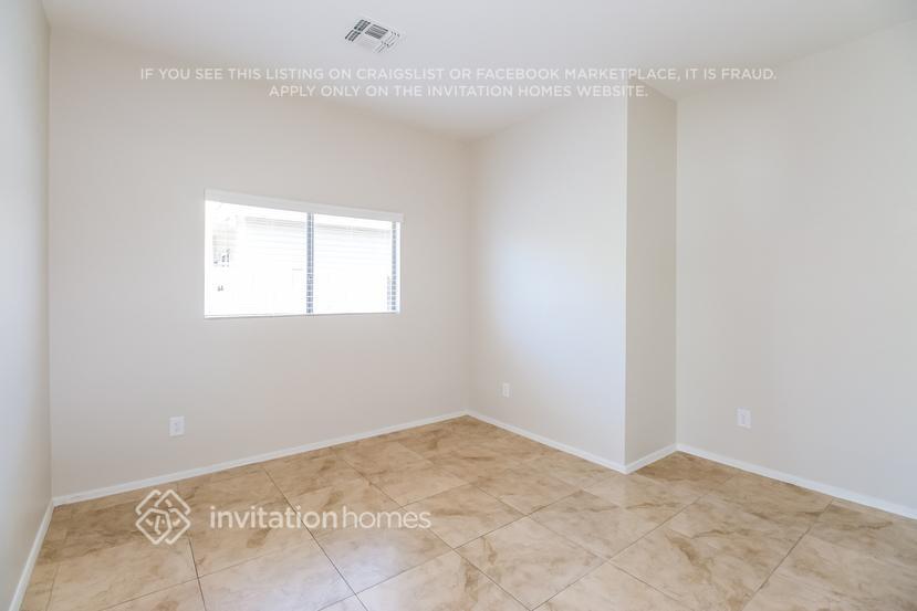 Building Photo - 2757 W San Carlos Ln