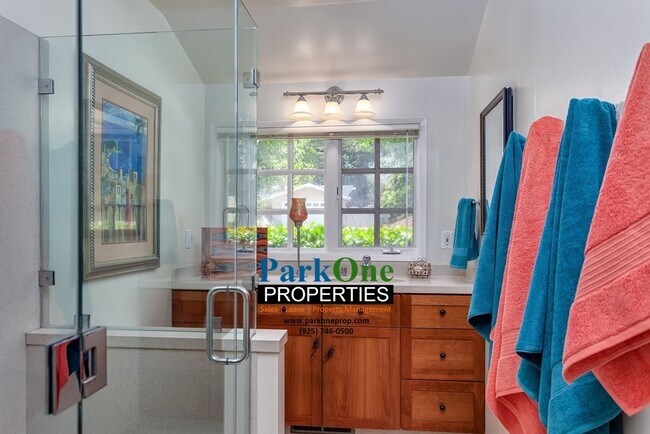 Building Photo - Amazing Moraga Home with incredible lot!
