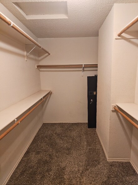 Building Photo - 7575 Hedgeoak Ct