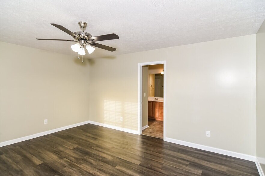 Building Photo - 176 Lyndhurst Dr