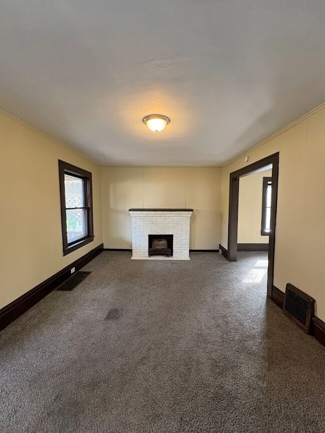 Building Photo - Three bedroom one bathroom home for rent