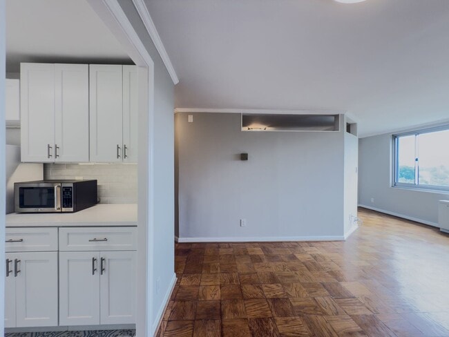 Building Photo - New Price 1,575. Sunny Top Floor Junior On...