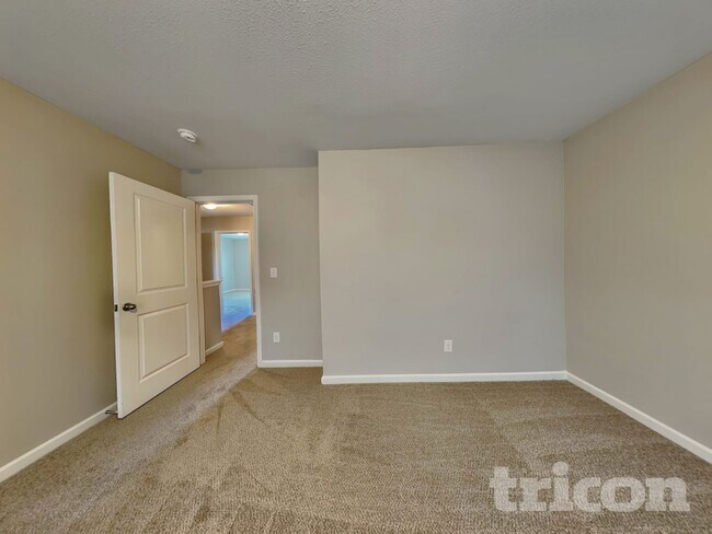 Building Photo - 2831 Village Center Dr