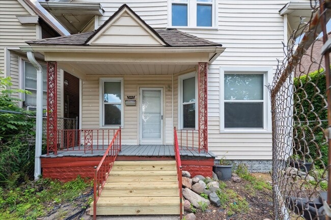 Building Photo - 4 Bedroom 2 Bath $1425