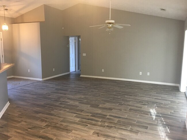 Building Photo - 4 Bedroom 2 Bathroom Home