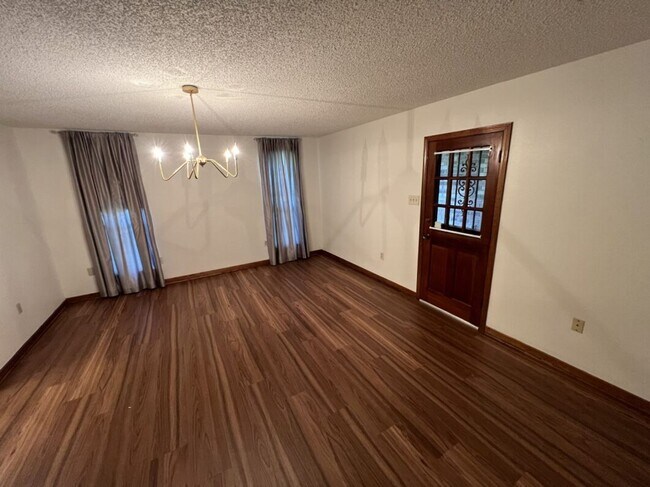 Building Photo - Spacious 4BR Brick Home with Office, Fireplace & Fenced Yard in Parkwood Terrace