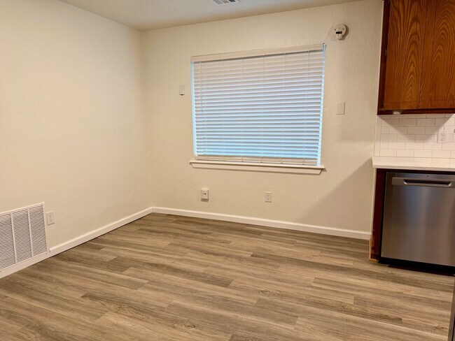 Building Photo - Updated 2 bed, 2 bath, 2 car