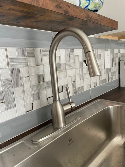 Building Photo - 5 Parkdale Dr