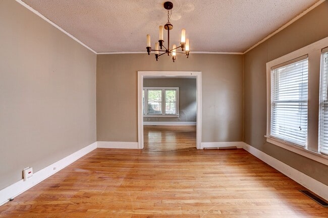 Building Photo - 2 Bed | 1.5 Bath in Midtown close to Utica Square & Cherry St!