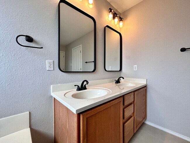 Building Photo - Move-In Ready 3/BR 2/BA Home Featuring Fireplace, Garage & Private Yard