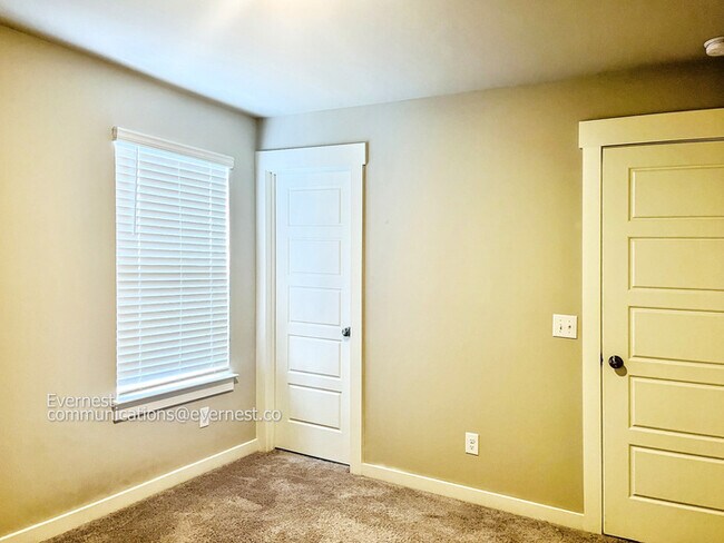 Building Photo - 806 Els Ct