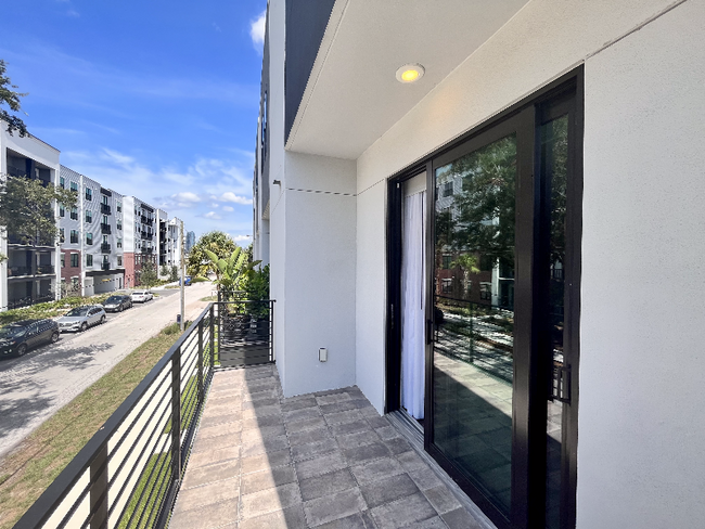 Building Photo - 1302 W Carmen St