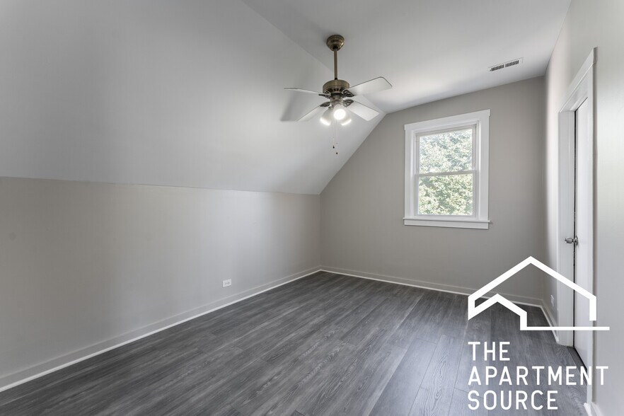 Building Photo - 2853 W Dickens Ave