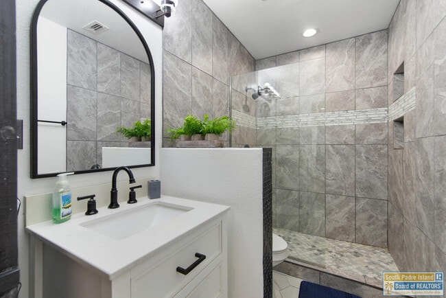 Building Photo - 421 Mesquite Dr