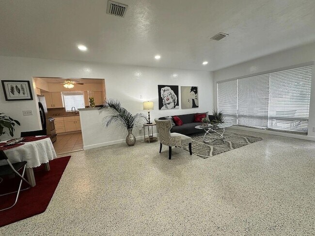 Building Photo - 950 E Dayton Cir