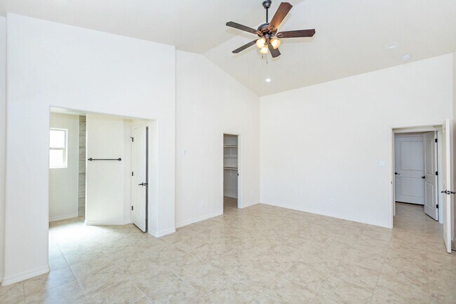 Building Photo - El Rancho Encantado