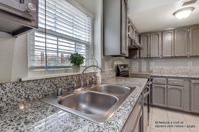 Building Photo - 517 13th St