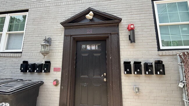 Building Photo - 21 E School House Ln