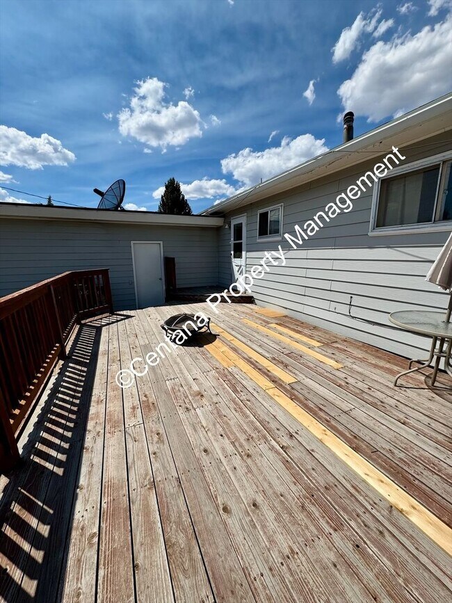 Building Photo - 2 Bedroom House on the Flats with a finish...