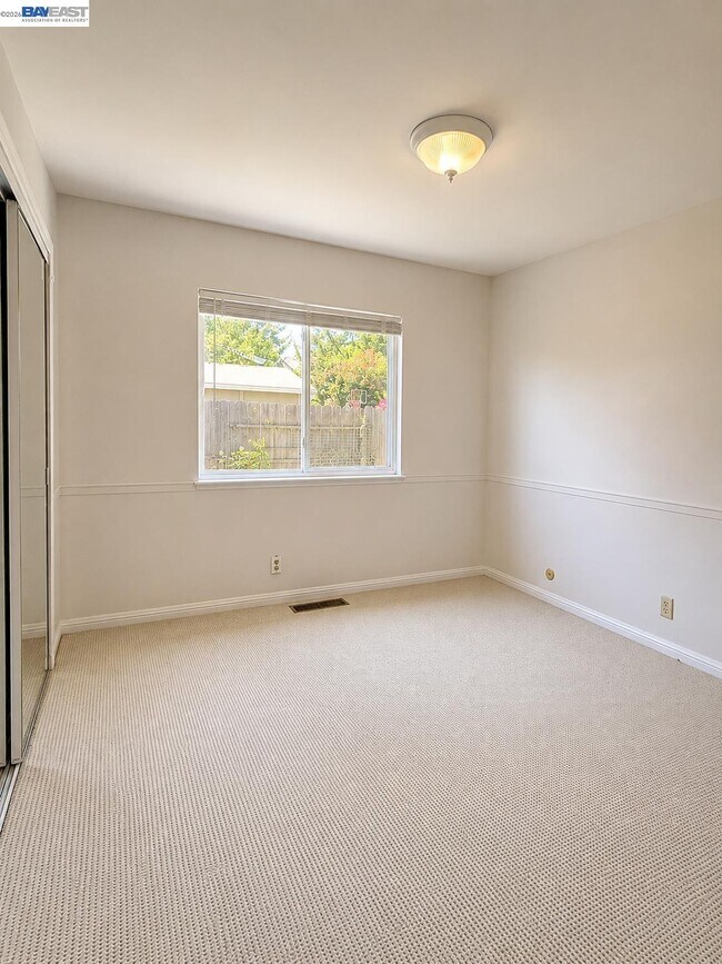 Building Photo - 2516 Dos Rios Dr