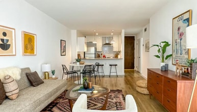 Building Photo - 532 N Rossmore Ave