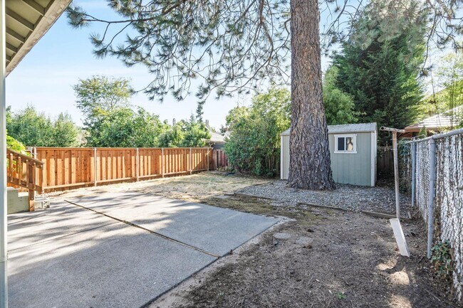 Building Photo - Cute 3-bdrm/2-bath vintage home—Nice fence...