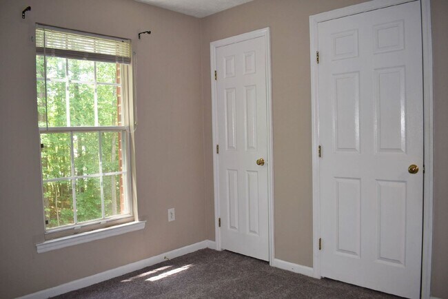 Building Photo - 2 BR, 2 BA Pemberton Oaks Condo