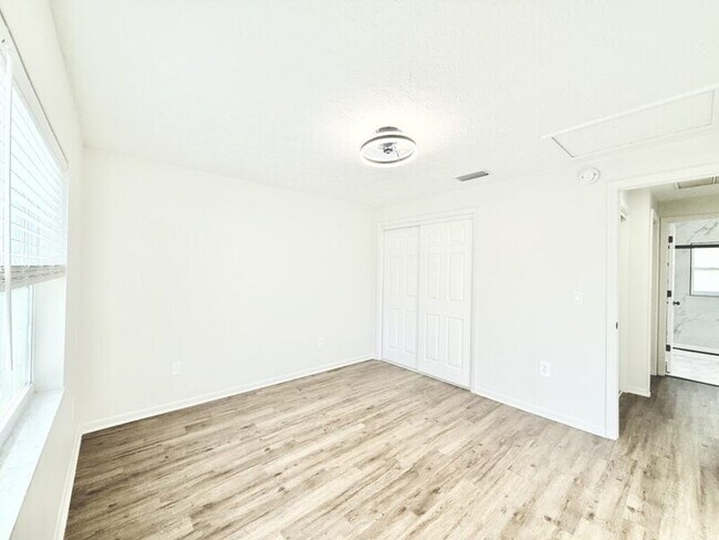 Building Photo - 11705 North Dr