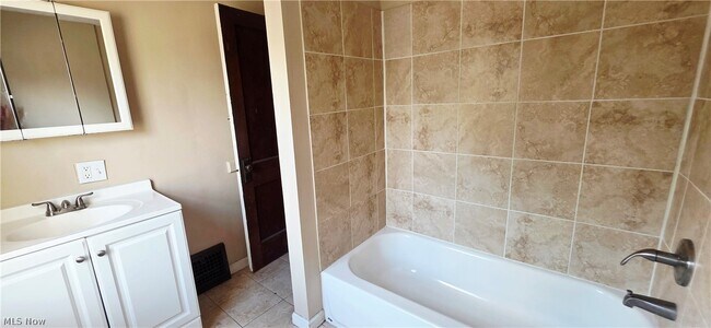 Building Photo - 147 Brighton Dr