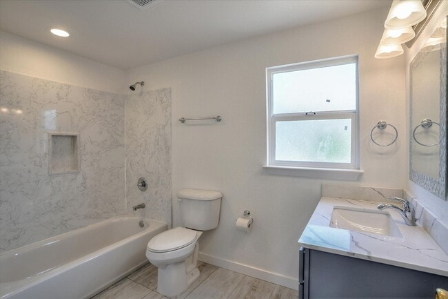 Building Photo - $1,500 MOVE IN SPECIAL!! 3 BED/2 BATH HOME UPPER UNIT AVAIABLE FOR RENT IN OAKLAND, CA!!!!