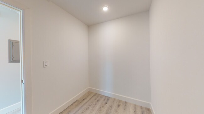 Building Photo - 730 S Serrano Ave