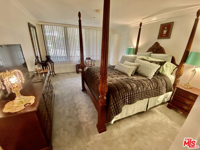 Building Photo - 121 S Hope St