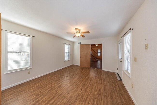 Building Photo - 105 Ridge Oak Dr