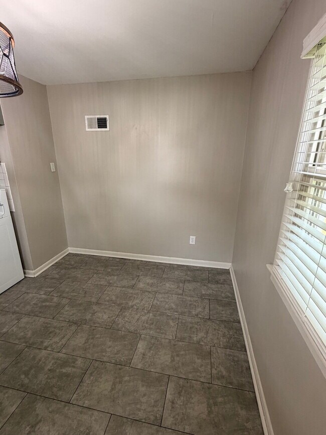 Building Photo - Charming 3-Bedroom  1-bath Kansas City Home with Beautiful Hardwood Floors!