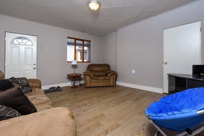 Building Photo - 4 bedroom in South Side