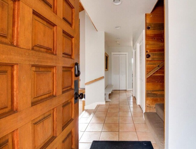 Building Photo - Fantastic 3-Bdr Home with Private Airport ...