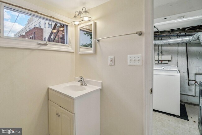 Building Photo - 250 Lynhaven Dr
