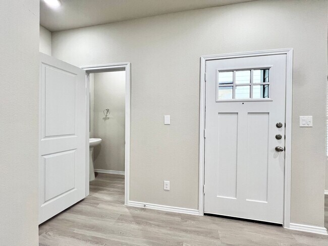 Building Photo - Brand New Duplex in New East Parks Community