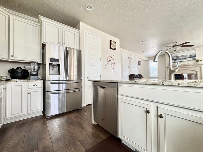 Building Photo - 3 Bed, 2.5 Bath Lakeview Home (Upper Unit) with Private Yard in Quiet Neighborhood!