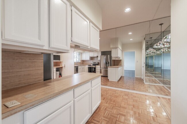 Building Photo - 2-bedroom, 2-bath condo located in the highly desirable Ridglea North neighborhood.