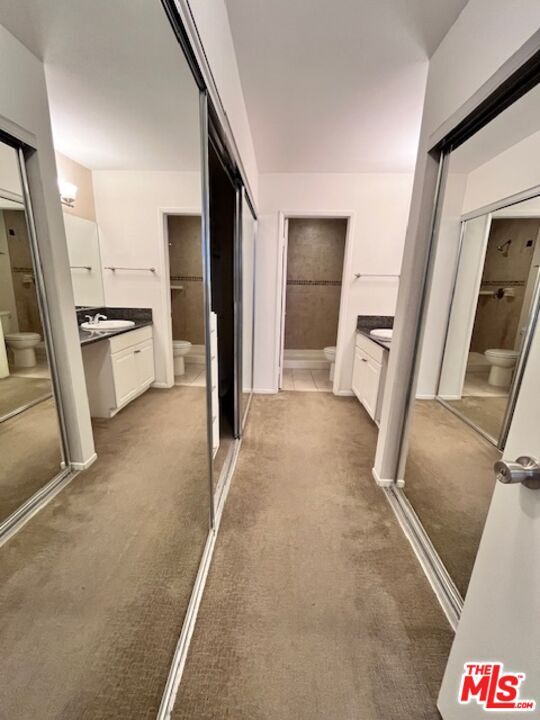 Building Photo - 906 N Doheny Dr