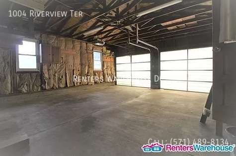 Building Photo - 1004 Riverview Terrace