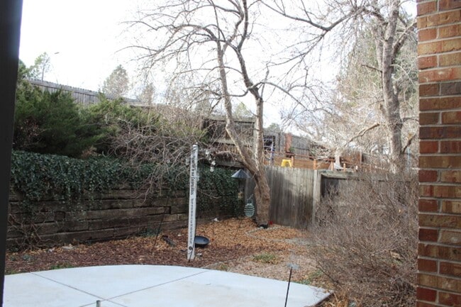 Building Photo - 5 BR/3 1/2 BA in the Desirable Meadowglen Community!!