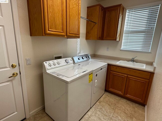 Building Photo - 575 Quindell Way