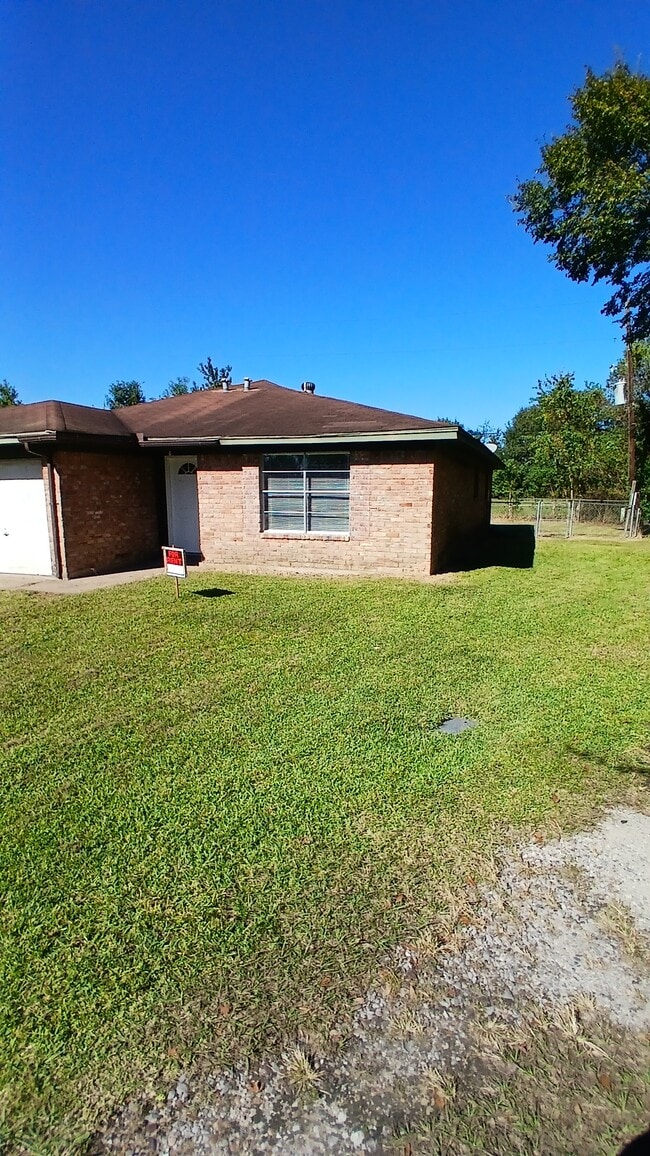 Primary Photo - 23 Parkland Cir