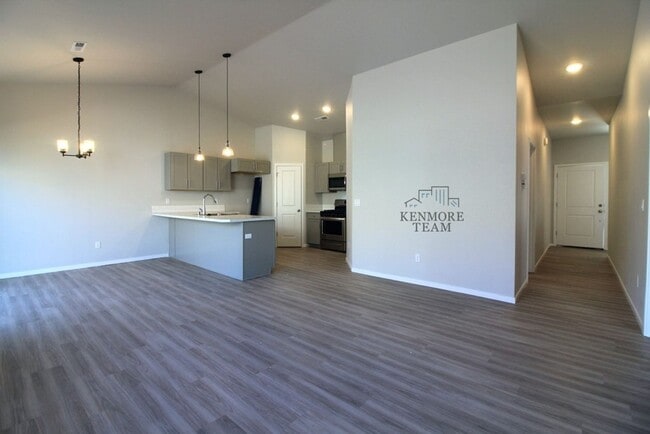 Building Photo - 3 Bedroom, 2 Bath Townhome in West Pasco