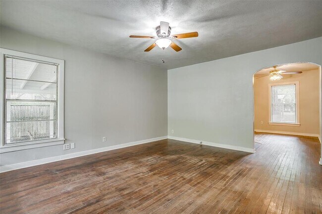 Building Photo - 410 McCarty St