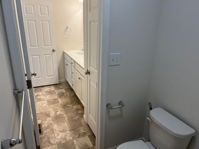 Building Photo - Stunning 4 bedroom 2.5 Bathroom Home in Ma...