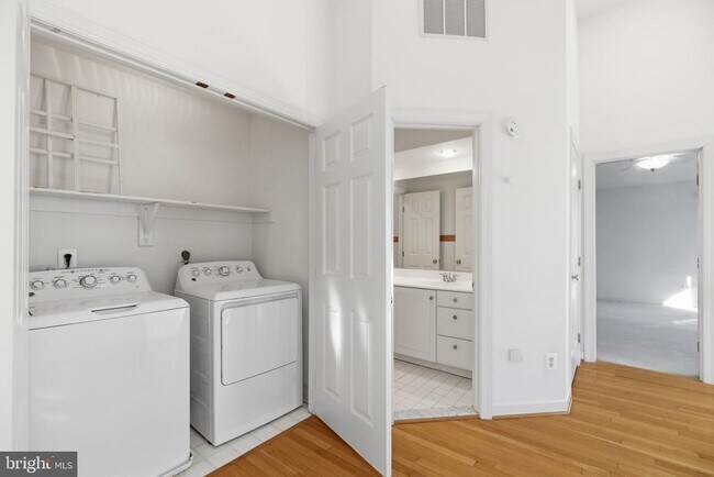 Building Photo - 1817 Fallbrook Ln